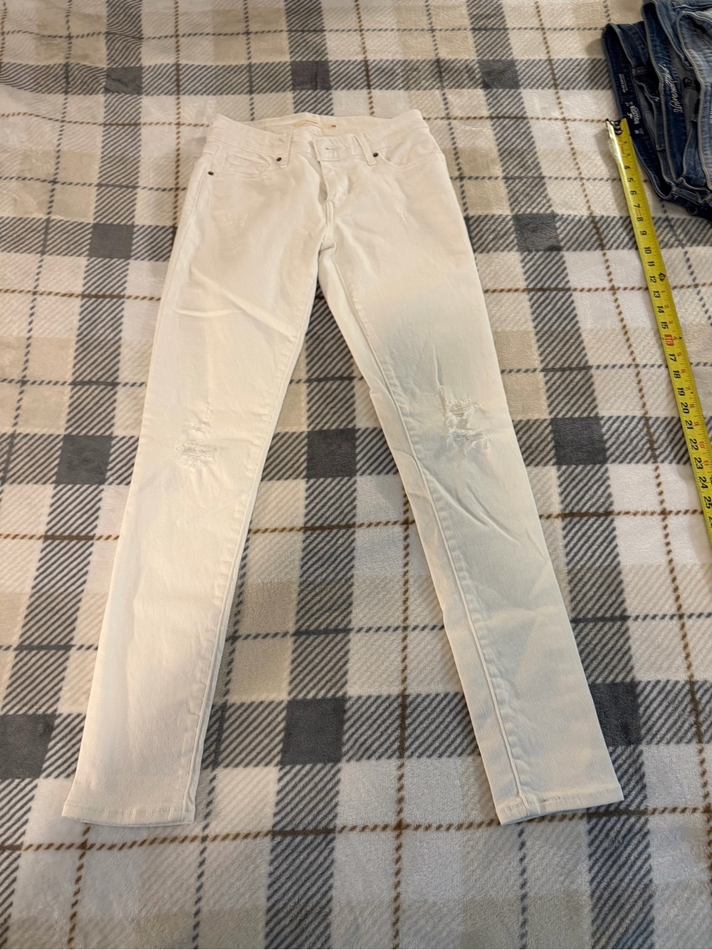 Levi's White/Rinse Skinny Jeans with Knee Rips